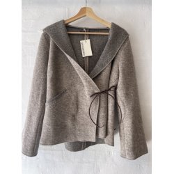 Sl-om jakke med htte. Lys mus.