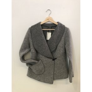 Jakke med sjalskrave. Gr.