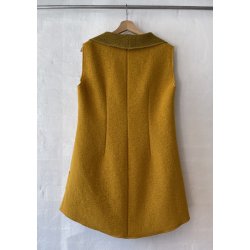 Vest med sjalskrave. 3/4 lang. Gul.