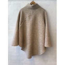 Poncho med asymmetrisk krave. Lys mus.