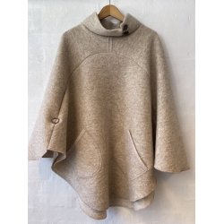 Poncho med asymmetrisk krave. Lys mus.