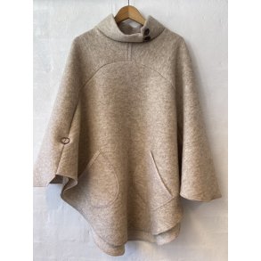 Poncho med asymmetrisk krave. Lys mus.
